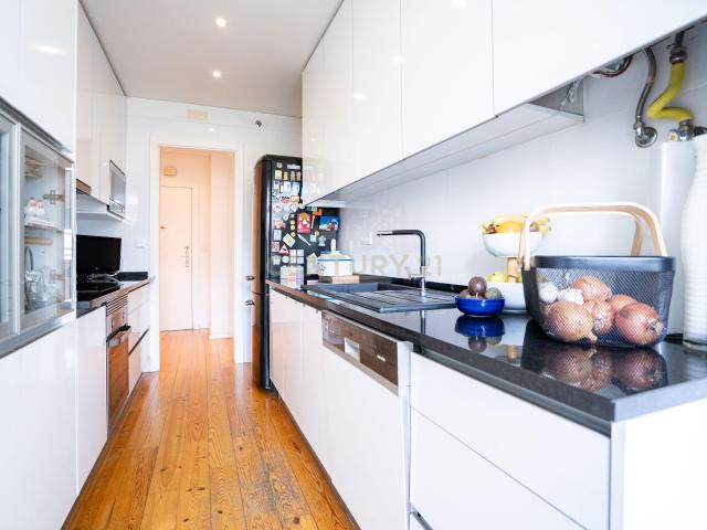 T3 Duplex em Alvalade, Design de Autor, Luz Natural e Localização de Excelência