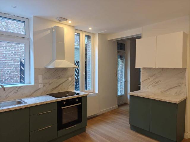 T3 duplex rénové de 68 m² avec 2 chambres, cour privative et cave, situé à Saint Quentin, quartier Saint Jean, proche centre ville