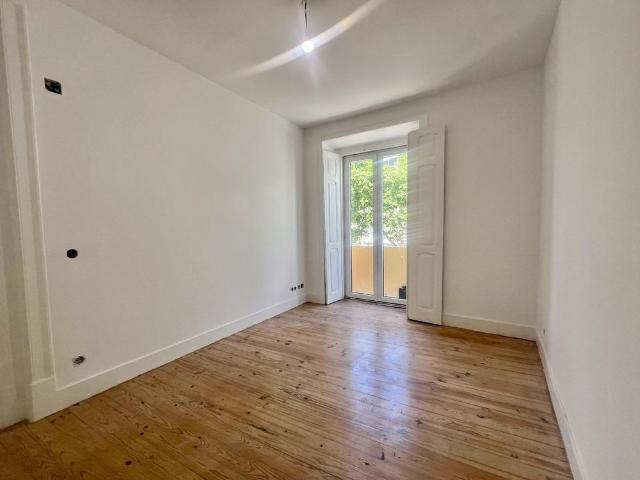 T3 Duplex totalmente recuperado na Avenida General Roçadas viva em Lisboa com conforto e exclusividade