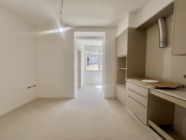 T3 Duplex totalmente recuperado na Avenida General Roçadas viva em Lisboa com conforto e exclusividade