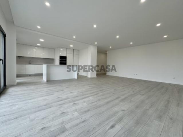 T3 em Urbanização Recente com Suíte, Churrasqueira e Garagem em ’BOX’