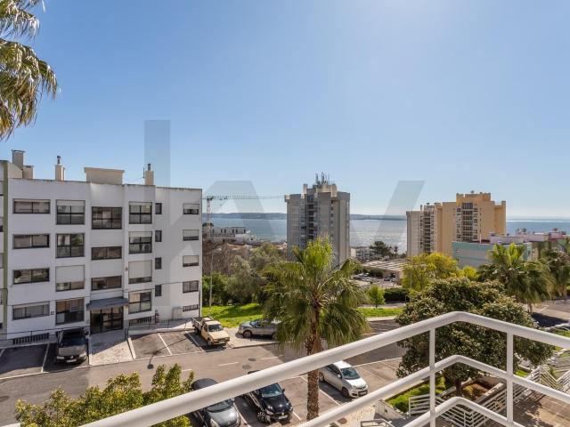 T3 em zona Premium de Paço de Arcos, vista mar, remodelado, garagem, arrecadação, açoteia privativa