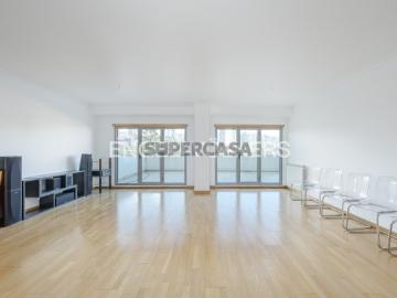 T3 em Benfica com Terraço e Garagem