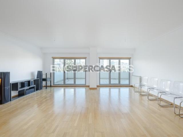 T3 em Benfica com Terraço e Garagem