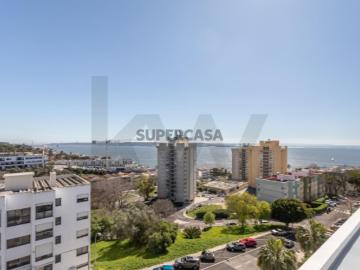 T3 em zona Premium de Paço de Arcos, remodelado, com garagem e arrecadação