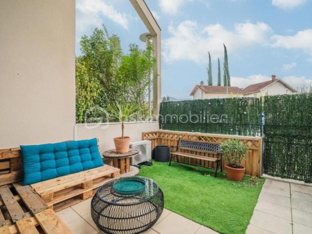 T3 en duplex esprit maison mitoyenne avec deux terrasses — Claix 38