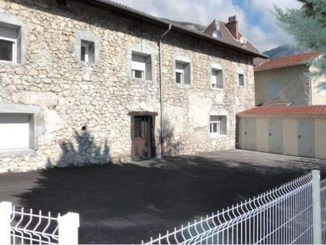 T3 en plein centre de Bernin dans Maison Rénovée