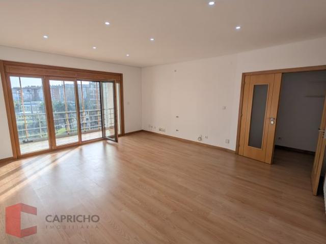 T3 excecional com 150 m² e 4 parqueamentos com arrecadação