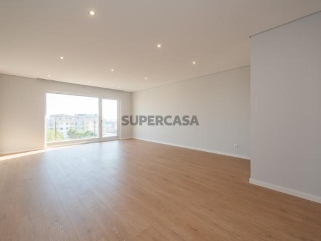 T3 Excelentes Acabamentos com Box Perto da Praia de Carcavelos