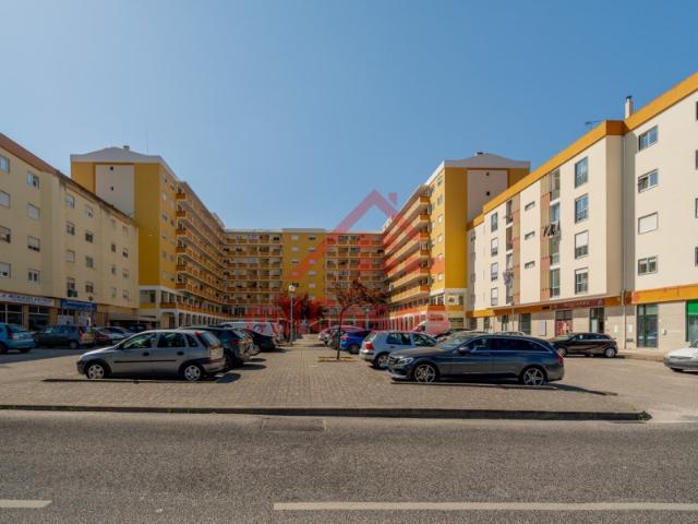 T3 junto à cidade, com Cozinha semi equipada e 2 casas de banho! Prédio com elevador