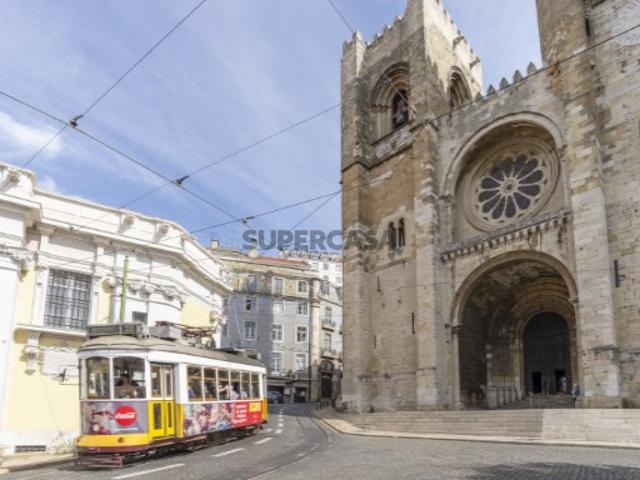 T3 Junto à Sé Catedral de Lisboa com 2 suítes mobilado, equipado e varanda 160m2