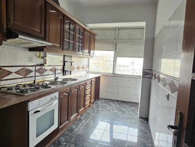 T3 Junto Escolas, Comercio e Correios Cova da Piedade