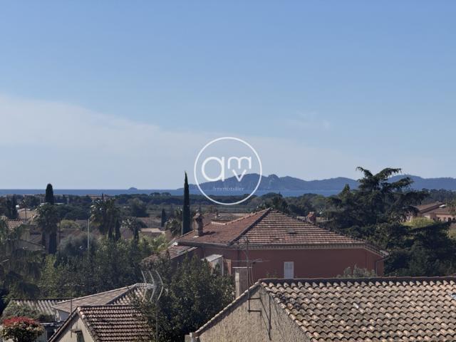 T3 LA LONDE LES MAURES VUE MER