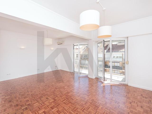 T3 luminoso com suite e 2 varandas, junto ao metro do Alto dos Moinhos