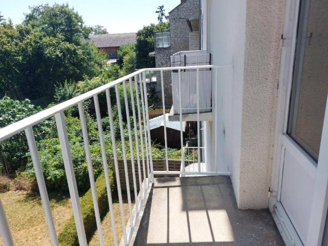 T3 LUMINEUX AVEC BALCON, CAVE ET NOMBREUX RANGEMENTS