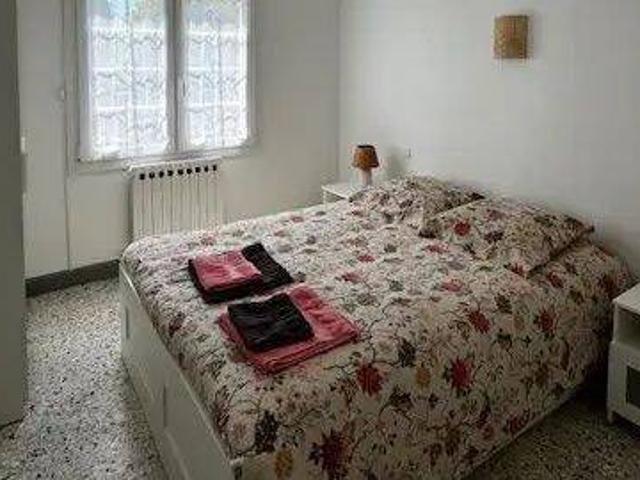 T3 MEUBLÉ 75 m² – 2 CHAMBRES – TERRASSE – PARKING – 800 € TOUT COMPRIS