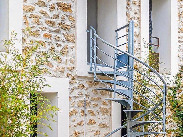 T3 meublé en duplex de 70 m² esprit loft, belle terrasse vue pins, nature, sunset – 2 stationnements privés – accès parc privé Lattes/Maurin