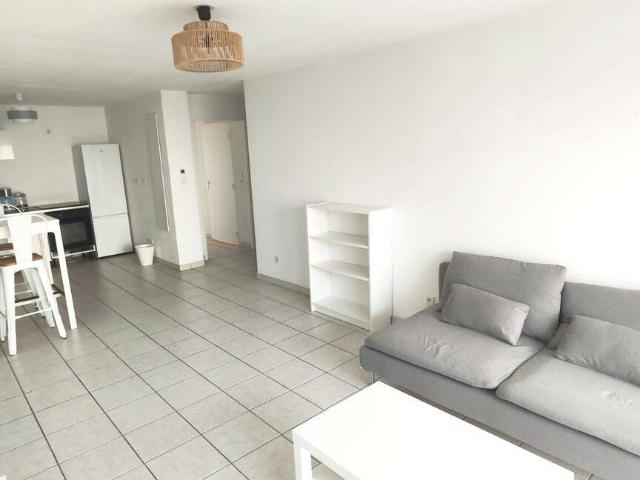 T3 meublé TRAVERSANT AVEC GRAND BALCON