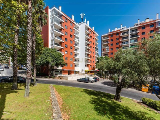 T3 nas Colinas do Cruzeiro | Conforto, Varandas e 2 Lugares de Garagem