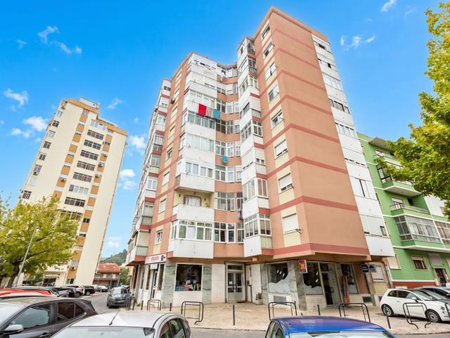 T3 no 7.º andar na Avenida D. Dinis com vista aberta e sol de tarde, Centro Odivelas