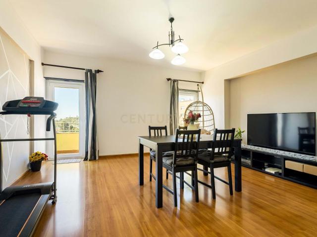 T3 no Carregado com 120 m², Vista Desafogada e Acessos A1/A10