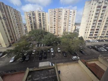 T3 no Centro do Carregado com 3 Varandas e Imenso Potencial