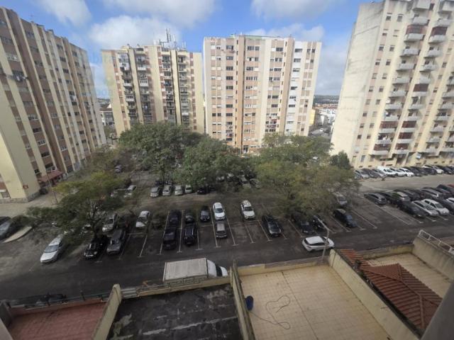 T3 no Centro do Carregado com 3 Varandas e Imenso Potencial