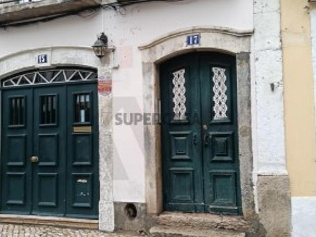 T3 No Chiado com terraço para remodelação BAIXA DE PREÇO