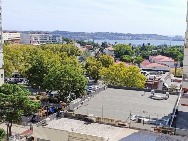 T3 no Restelo, com Vista sobre Rio e Monsanto, com Parqueamento