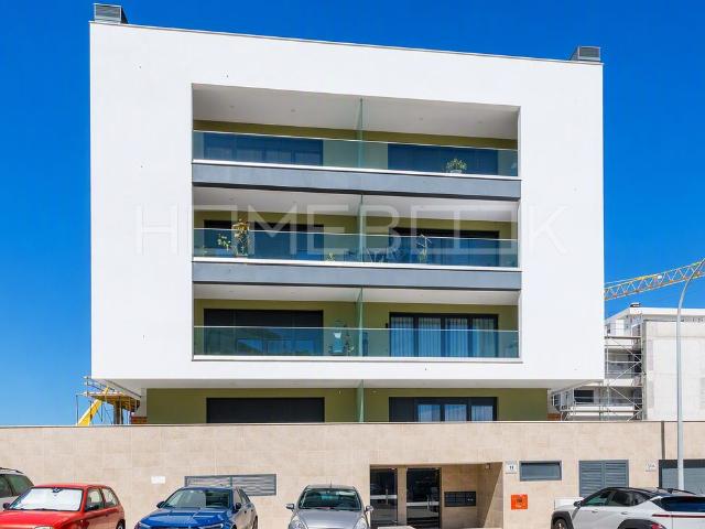 Apartamento Novo com Terraço e Garagem em Loures