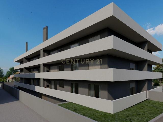 T3 Novo 2025 Rés do Chão em Loureiro | 138 m², Sala 27,45 m² + Varanda Gigante 37,85 m² com Churrasqueira, Suite e Garagem – Energia A!