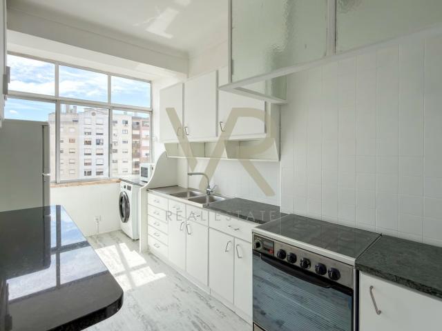 T3 para Arrendamento | Em frente à Estação da Damaia | Elevador | Disponibilidade Imediata