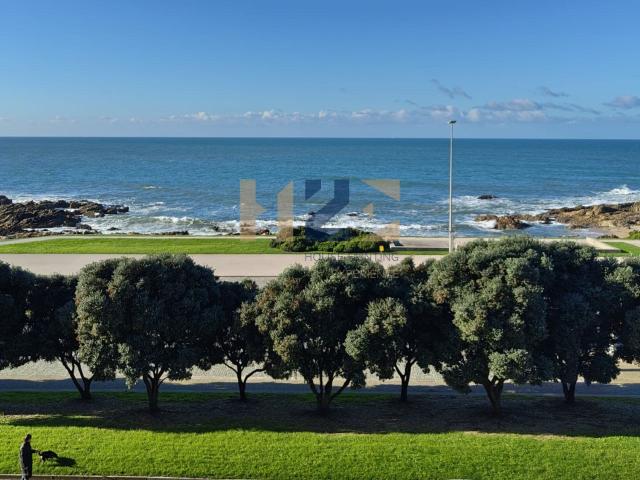 T3 frente à praia com vista direta de mar