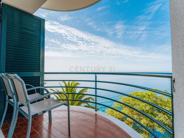T3 Primeira Linha com Vista Mar Deslumbrante em Câmara de Lobos