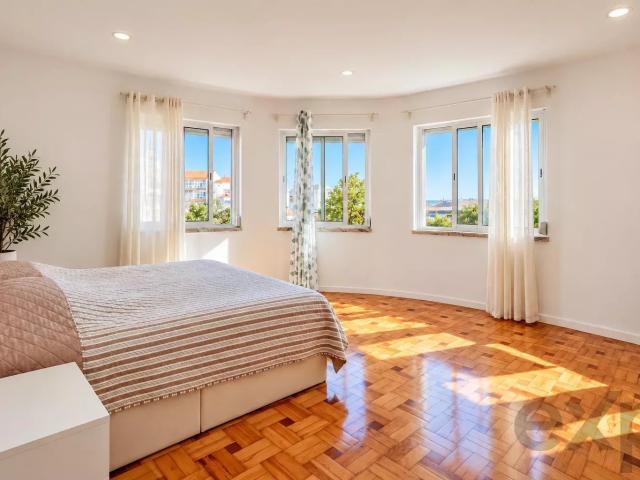 T3 remodelado com 117 m², muita luz e vista para a Baía do S. 116m² Amora