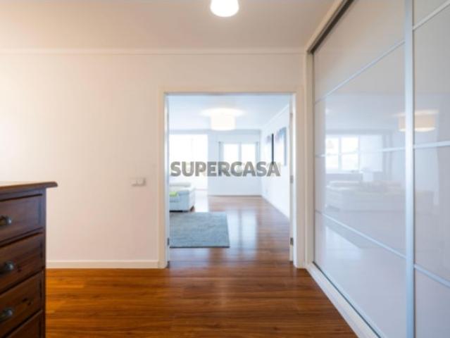 T3 remodelado com garagem e arrecadação, junto a Miraflores