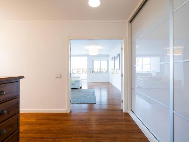 T3 remodelado com garagem e arrecadação, junto a Miraflores