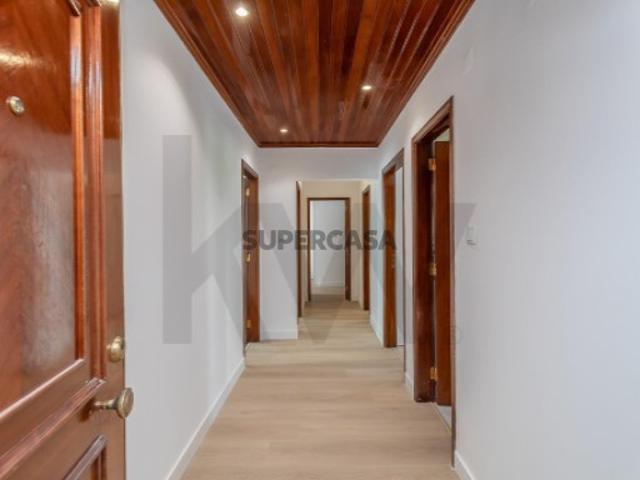 T3 Remodelado com Lareira, Suíte, Garagem e Arrecadação | Jardim da Radial Ramada