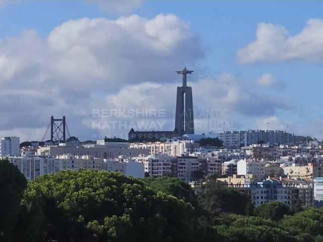 T3 Remodelado vista Cristo Rei junto ao Parque da Paz Conf. 0m² Laranjeiro e Feijó
