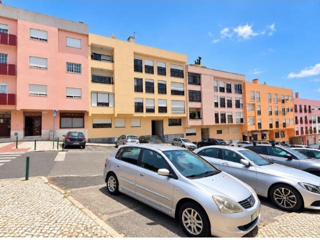 T3 Remodelado | 2 Frentes | Muita Luz Natural | 2 WC | Arrec. 0m² Rio De Mouro