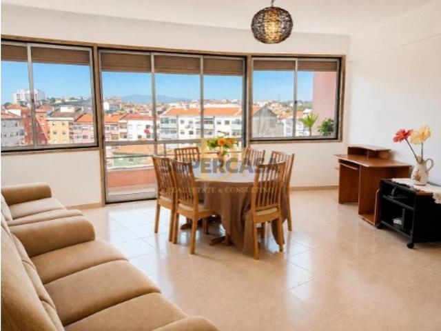 T3 renovado a 5 min da CP, vista Serra de Sintra, 5 varandas, parqueamento amplo e arrecadação
