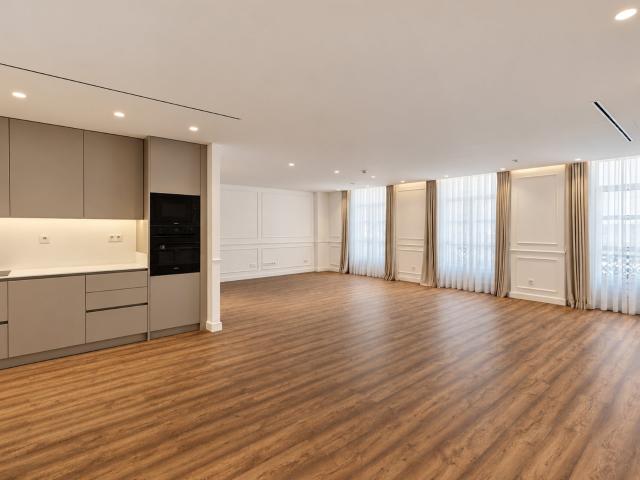 T3 Renovado com Garagem | Avenida da Liberdade 190m² Santo António
