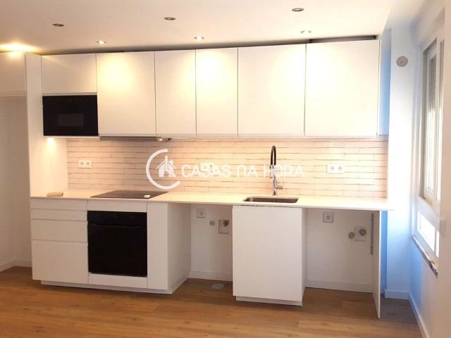 T3 renovado com duas casas de banho e cozinha semi equipada em Setúbal
