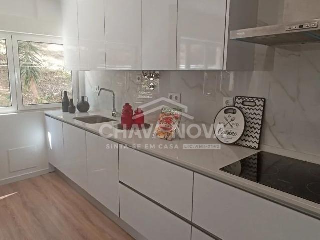 T3 Renovado com Varanda e Vista Monsanto em Benfica