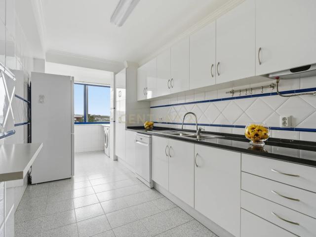 T3 Renovado com Vista Mar | Suíte | Box Fechada | Ericeira