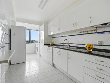 T3 Renovado com Vista Mar | Suíte | Box Fechada | Ericeira