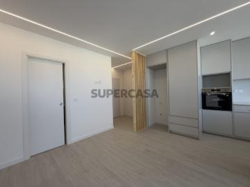 T3 renovado, moderno e luminoso nos Olivais