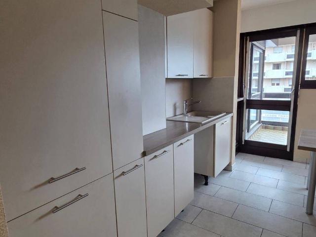 T3 rénové 69 m² avec balcon, ascenseur et cave – proche commerces et écoles – Cluses