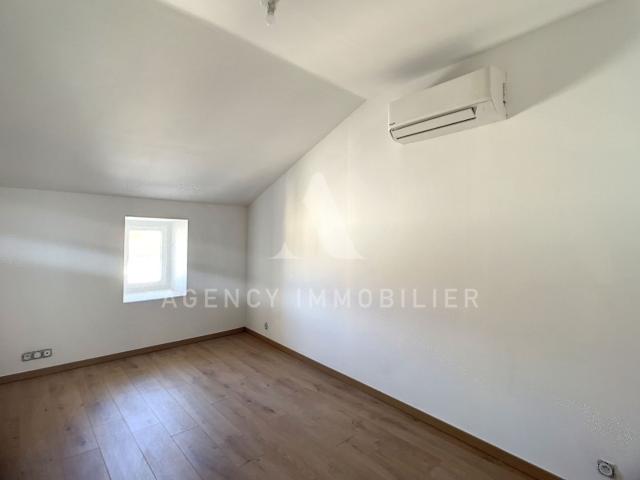 T3 RÉNOVÉ CENTRE DE NOVES AVEC BALCON