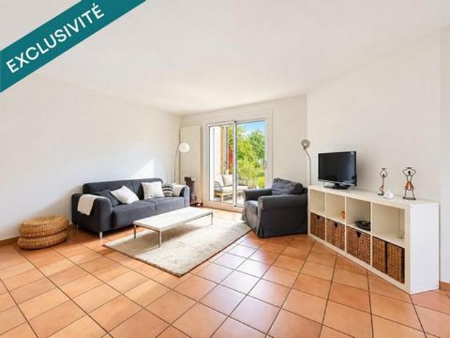 T3 rénové en rez de jardin piscine parking cave